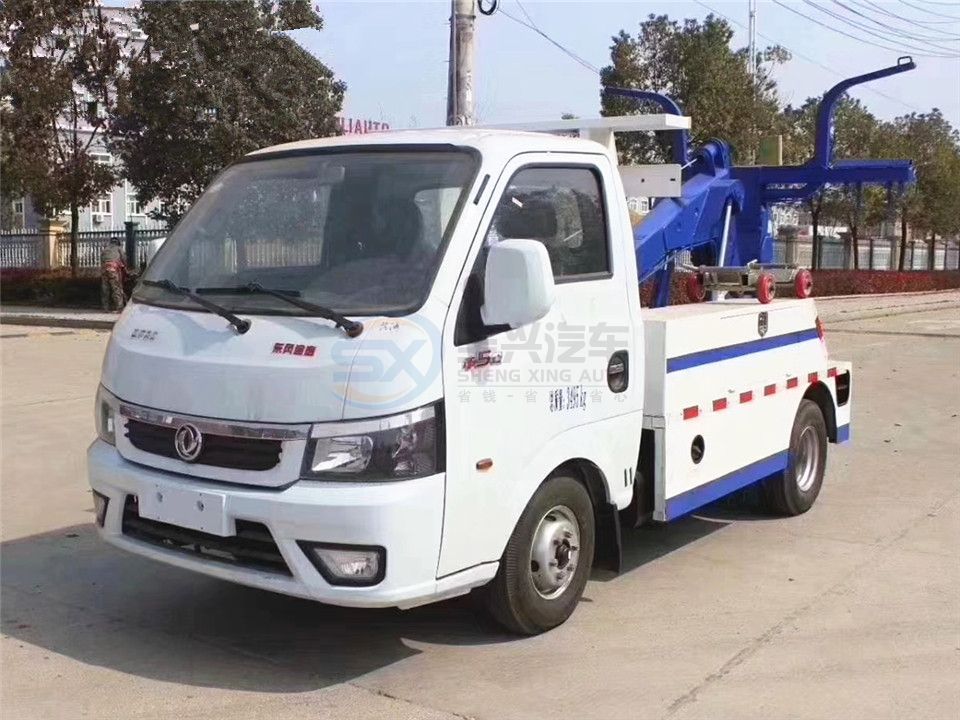 東風逸圖拖吊聯(lián)體清障車