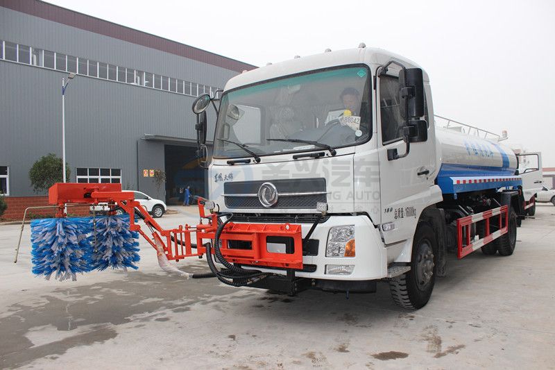 東風(fēng)天錦護(hù)欄清洗車