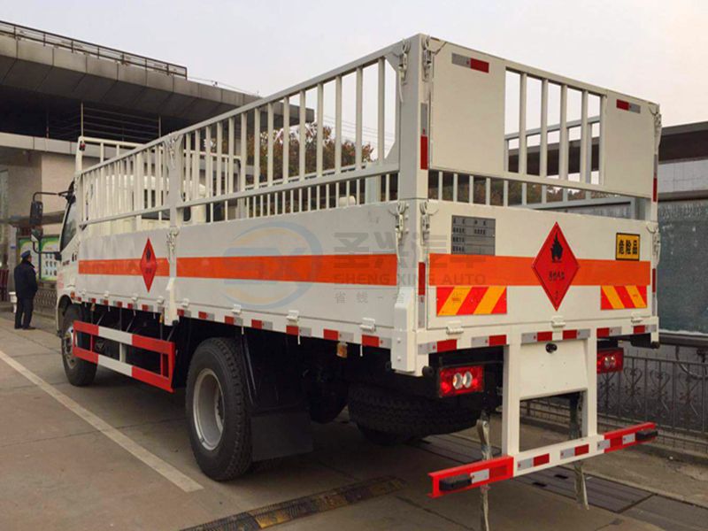 福田奧鈴6米2氣瓶運(yùn)輸車