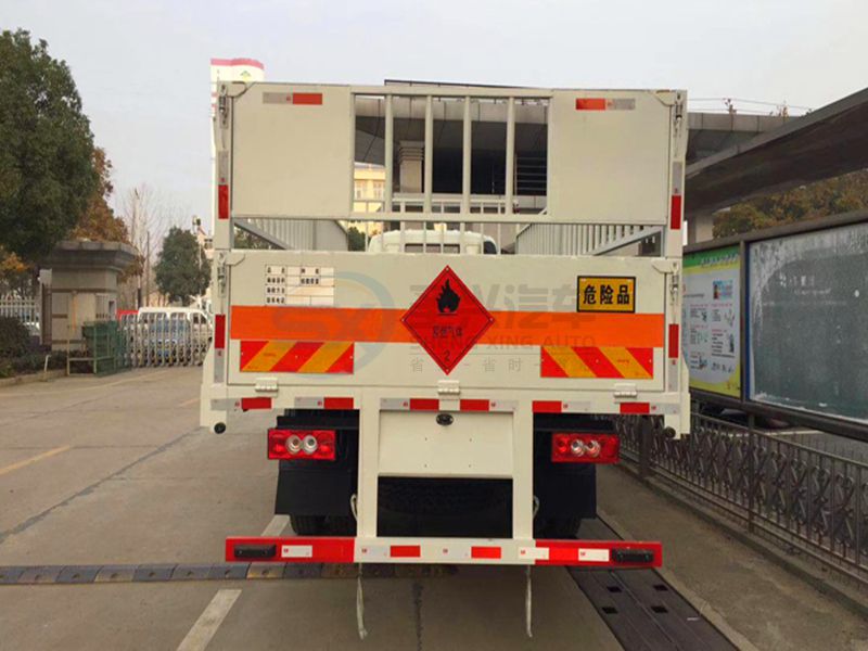 福田奧鈴6米2氣瓶運(yùn)輸車