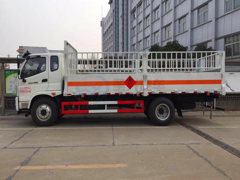 福田奧鈴6米2氣瓶運(yùn)輸車