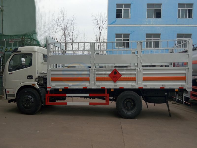 東風(fēng)多利卡5.1米氣瓶運(yùn)輸車(chē)