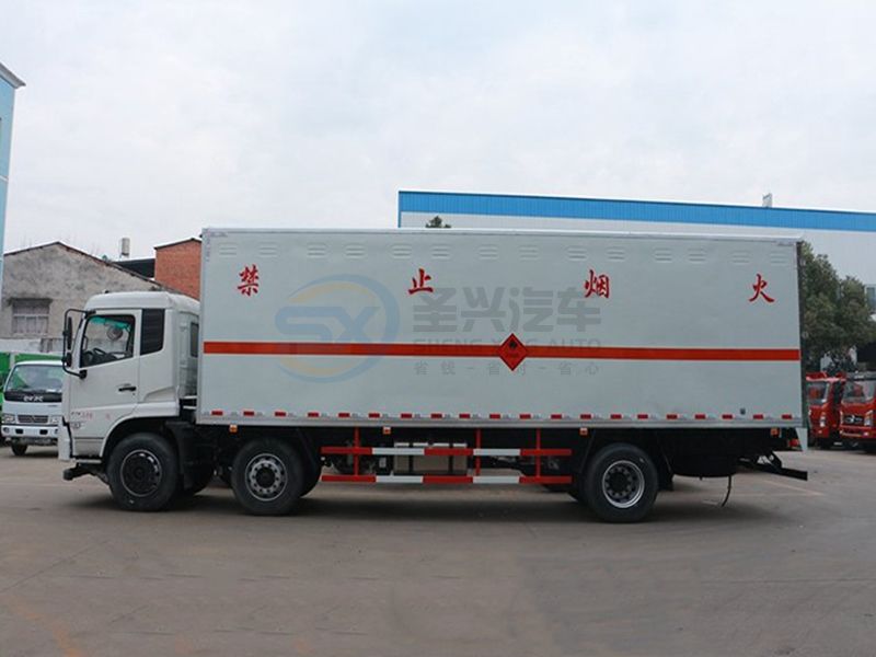 東風天錦小三軸7米7爆破器材運輸車