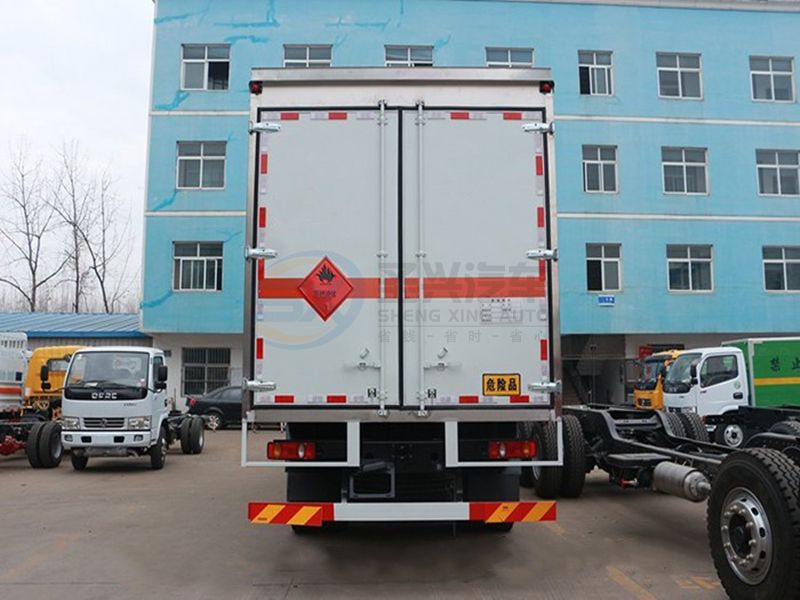 東風天錦小三軸7米7爆破器材運輸車