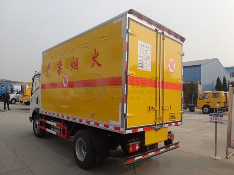 重汽豪沃4米1爆破器材運(yùn)輸車(chē)