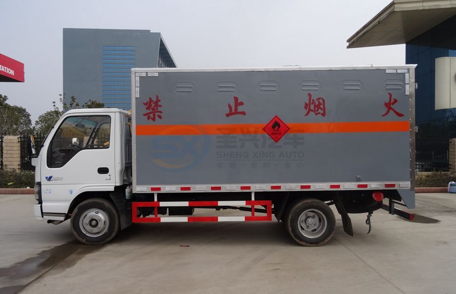 慶鈴五十鈴5.1米爆破器材運輸車