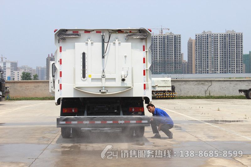 東風(fēng)天錦9+7方洗掃車