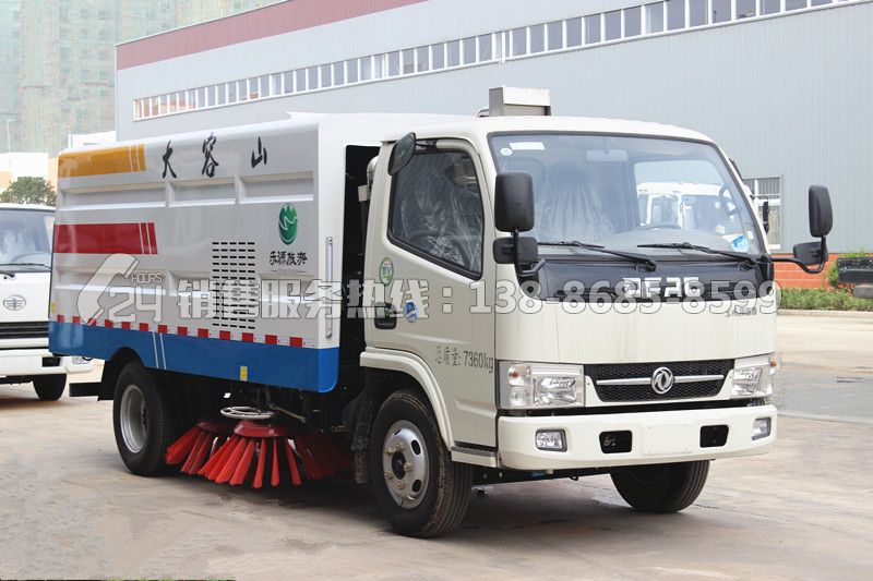 東風(fēng)小多利卡5噸掃路車