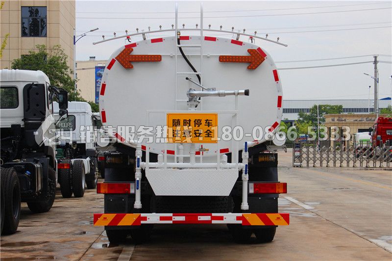 東風(fēng)天龍?zhí)忑埡箅p橋?yàn)⑺?0立方