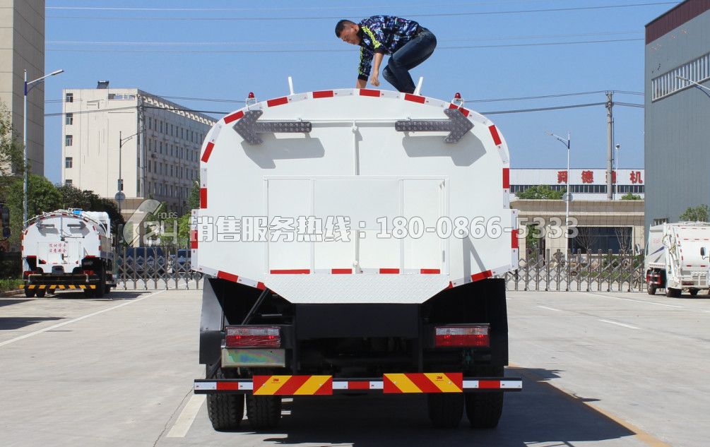 東風(fēng)T5型灑水車14.5立方