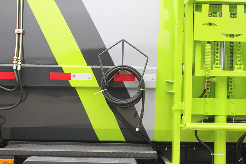 東風(fēng)D6小多利卡4方餐廚垃圾車(chē)