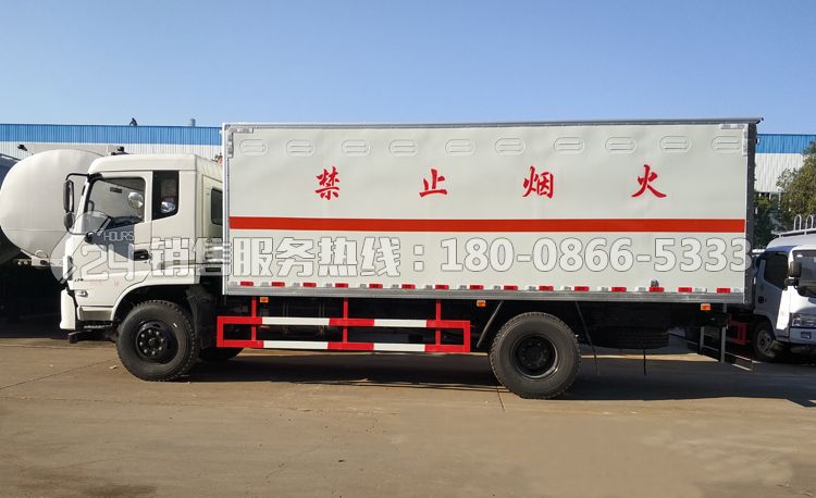 東風(fēng)專底6米2易燃液體廂式運(yùn)輸車