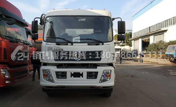 東風(fēng)專底6米2易燃液體廂式運(yùn)輸車