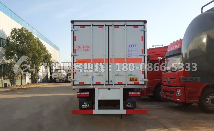 東風(fēng)專底6米2易燃液體廂式運(yùn)輸車