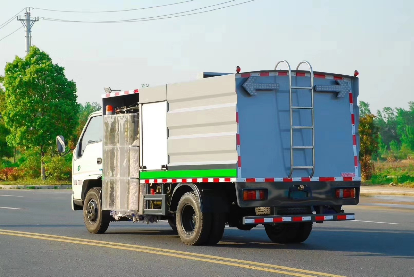 江鈴順達(dá)護(hù)欄清洗車(chē)