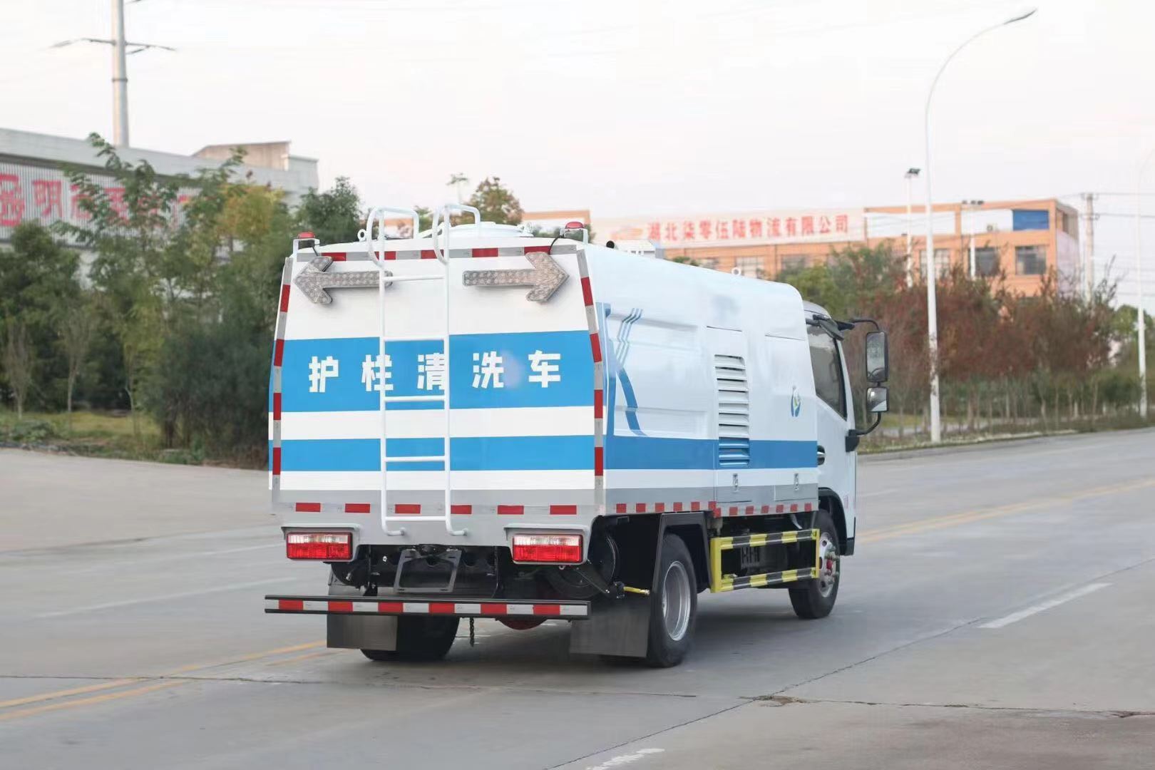 東風(fēng)多利卡護(hù)欄清洗車