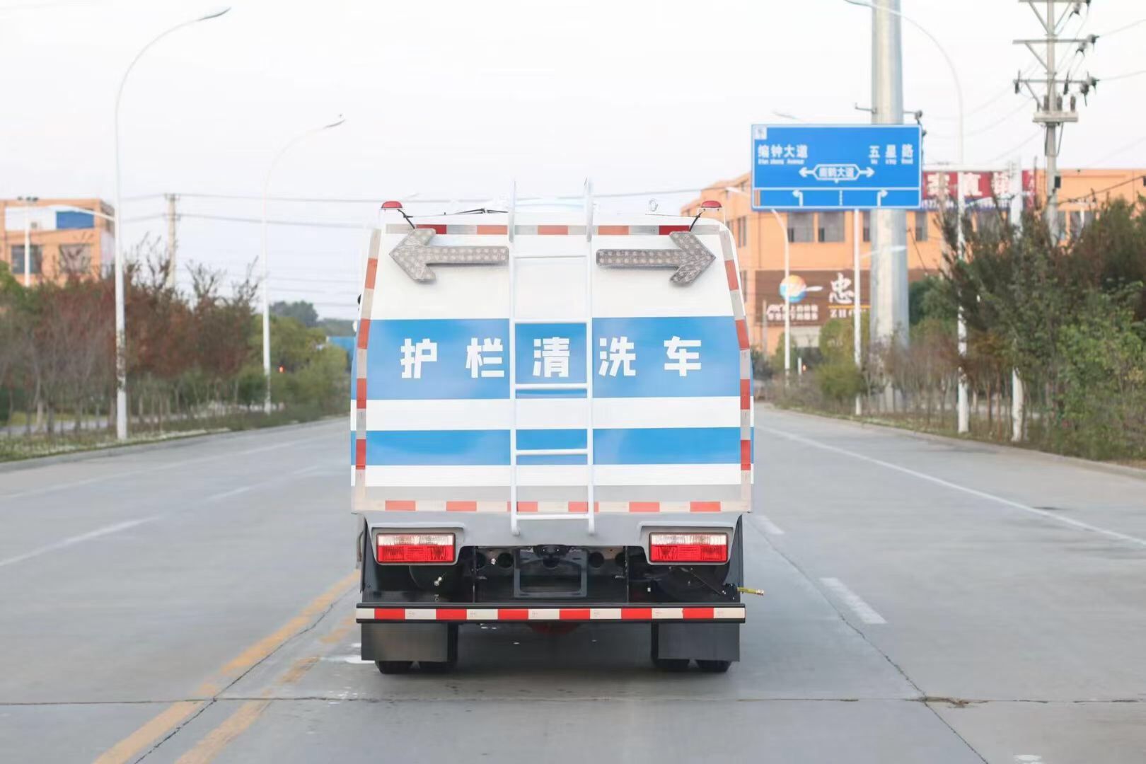 東風(fēng)多利卡護(hù)欄清洗車