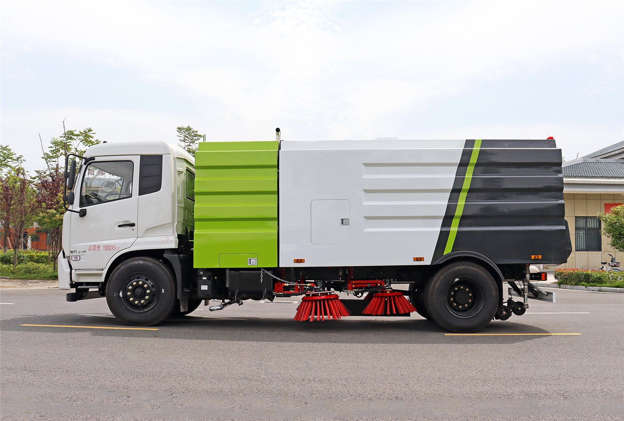 東風(fēng)天錦掃路車4+8方