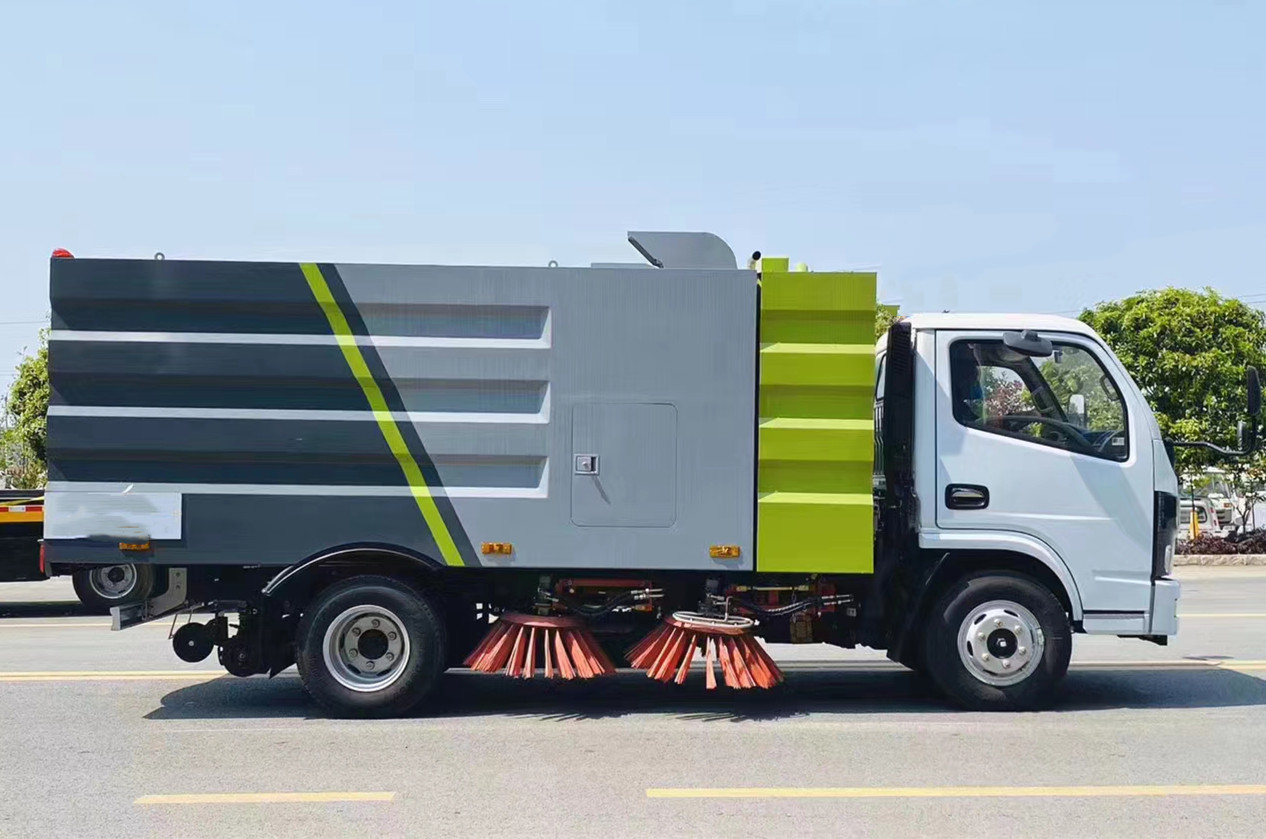 東風(fēng)多利卡掃路車1.5+4方