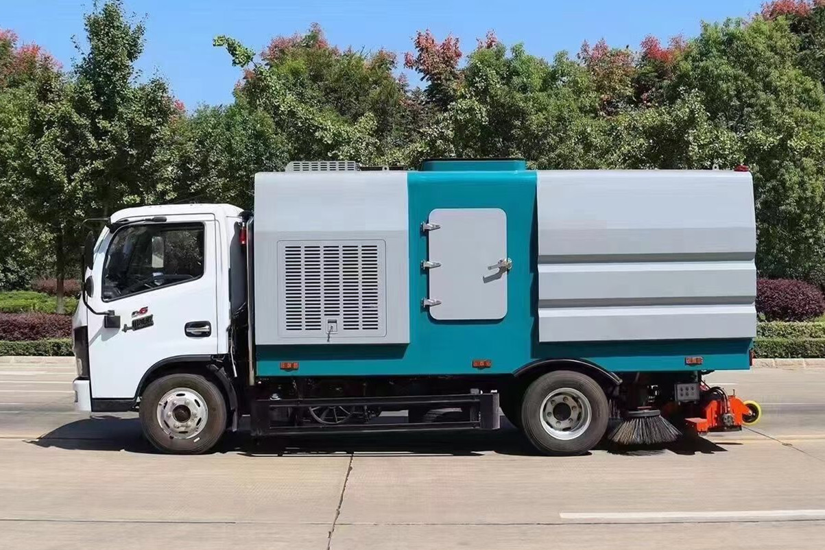 東風多利卡后置吸塵車1+4方