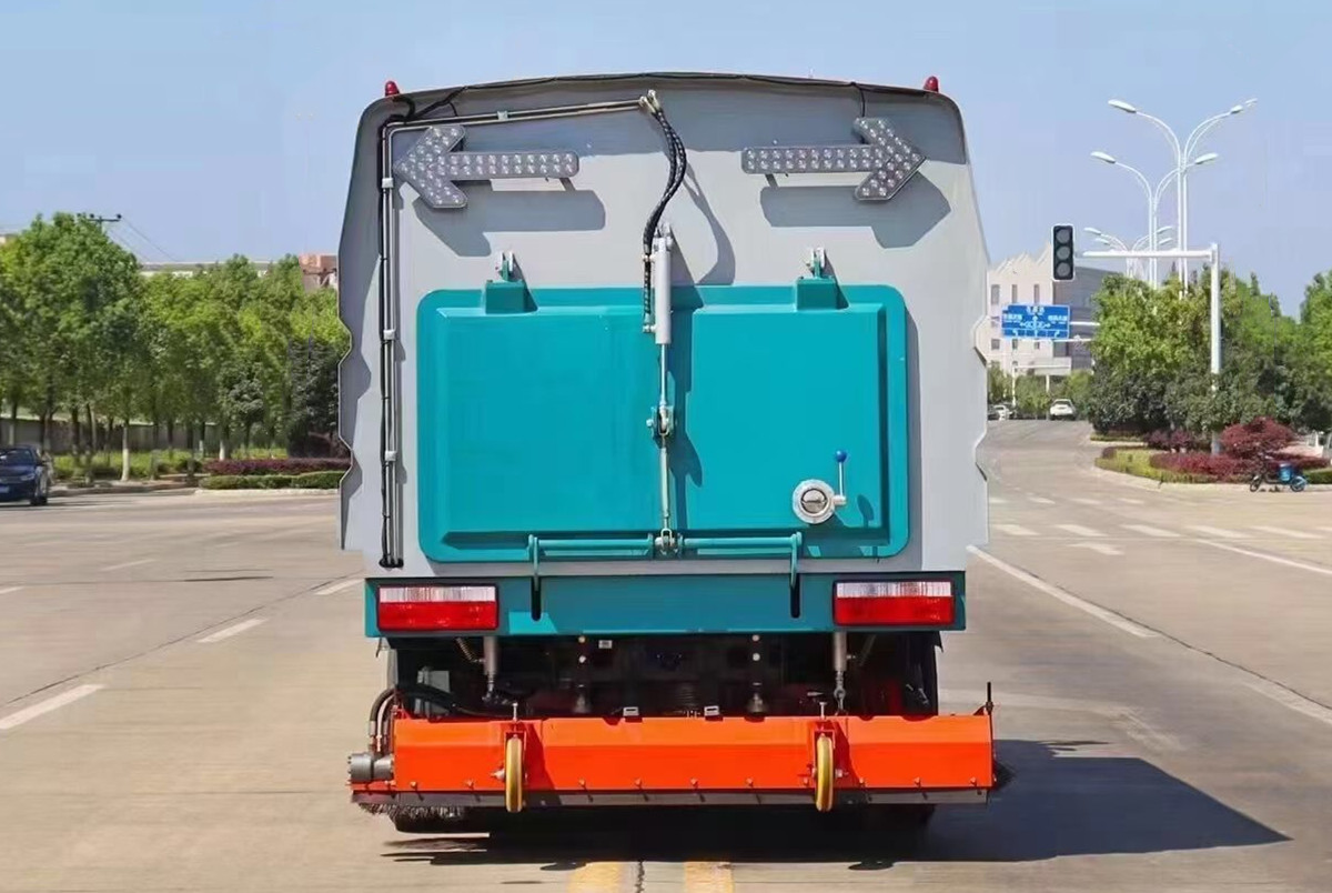 東風多利卡后置吸塵車1+4方