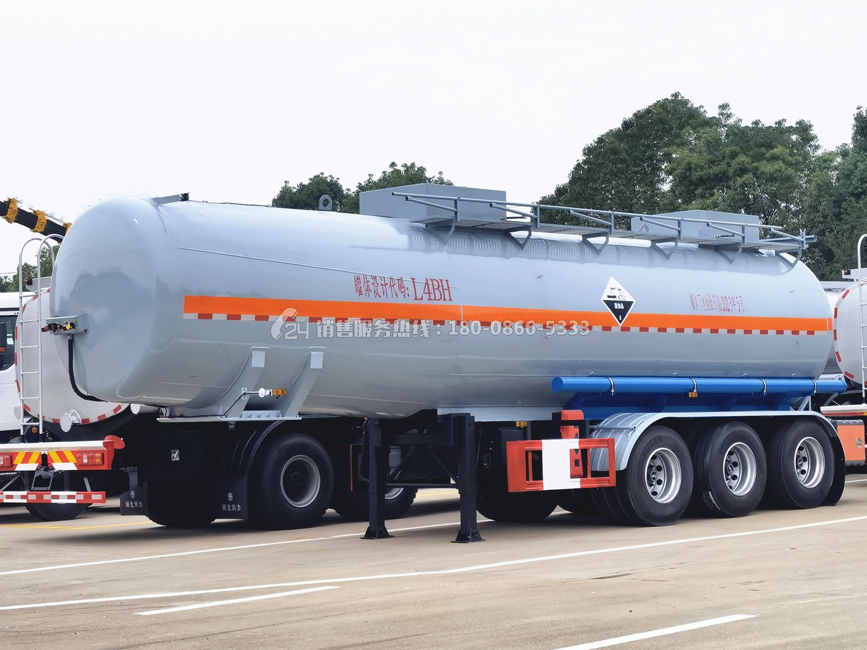 29方腐蝕性物品罐式運(yùn)輸半掛車(chē) 29方腐蝕性物品罐式運(yùn)輸半掛車(chē)