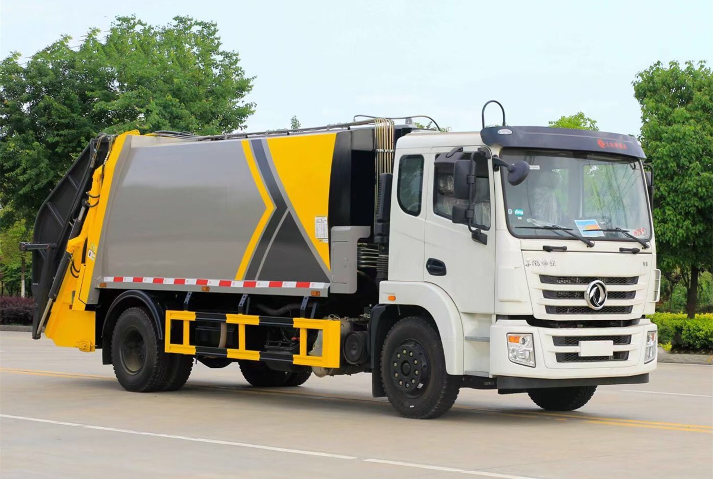 東風(fēng)錦程V6壓縮式垃圾車(chē)14方 東風(fēng)錦程V6壓縮式垃圾車(chē)14方