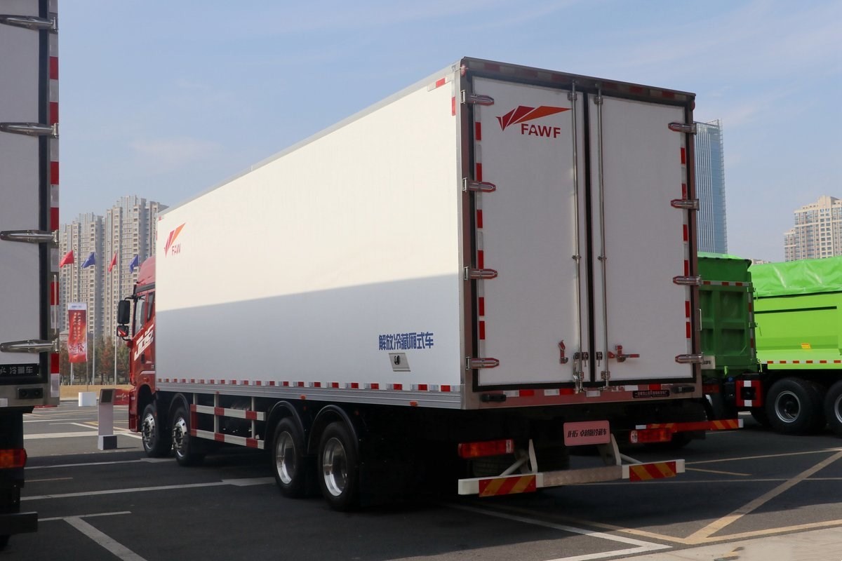 解放JH6冷藏車9.6米