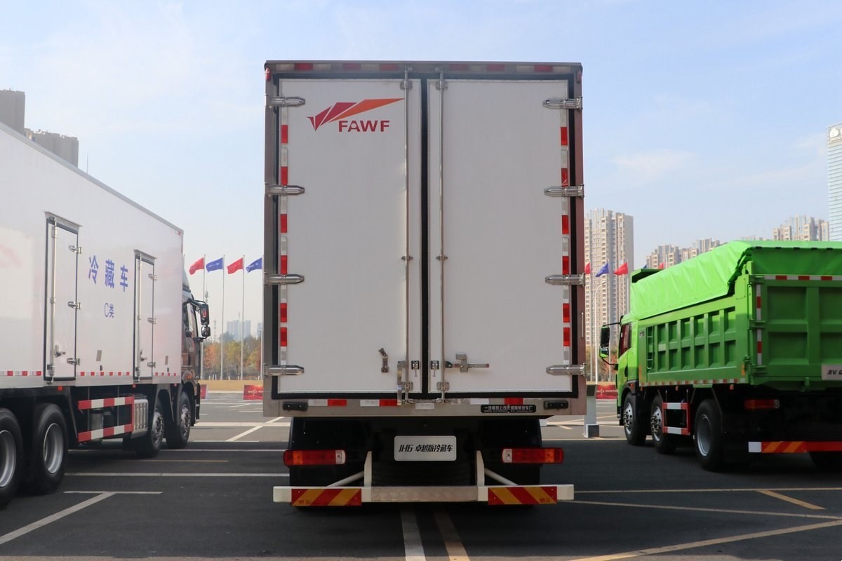 解放JH6冷藏車9.6米