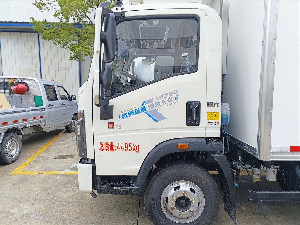 重汽豪沃統(tǒng)帥T5冷藏車4米