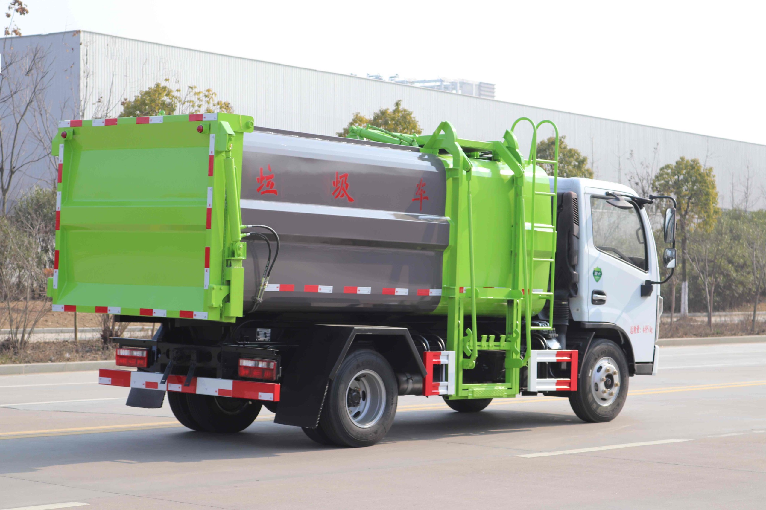 東風(fēng)多利卡側(cè)裝掛桶壓縮式垃圾車7方