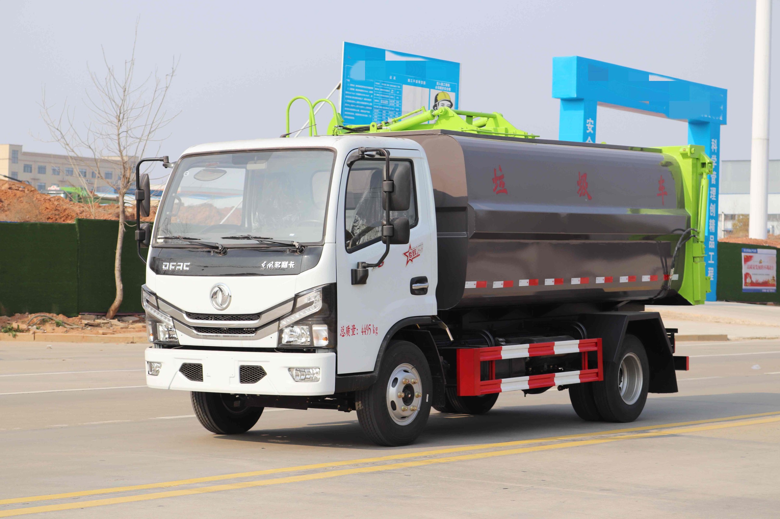 東風(fēng)多利卡側(cè)裝掛桶壓縮式垃圾車7方