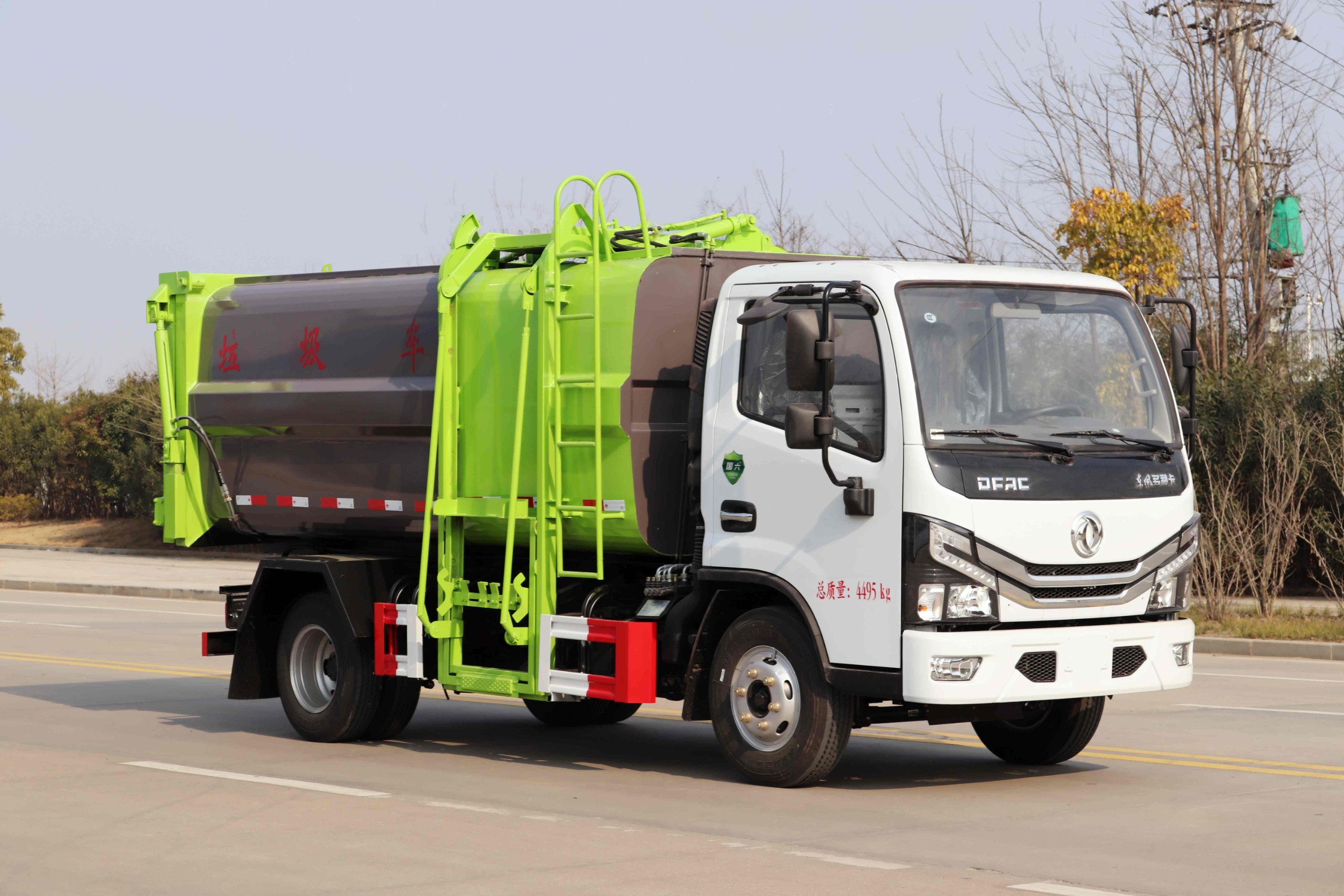 東風(fēng)多利卡側(cè)裝掛桶壓縮式垃圾車7方