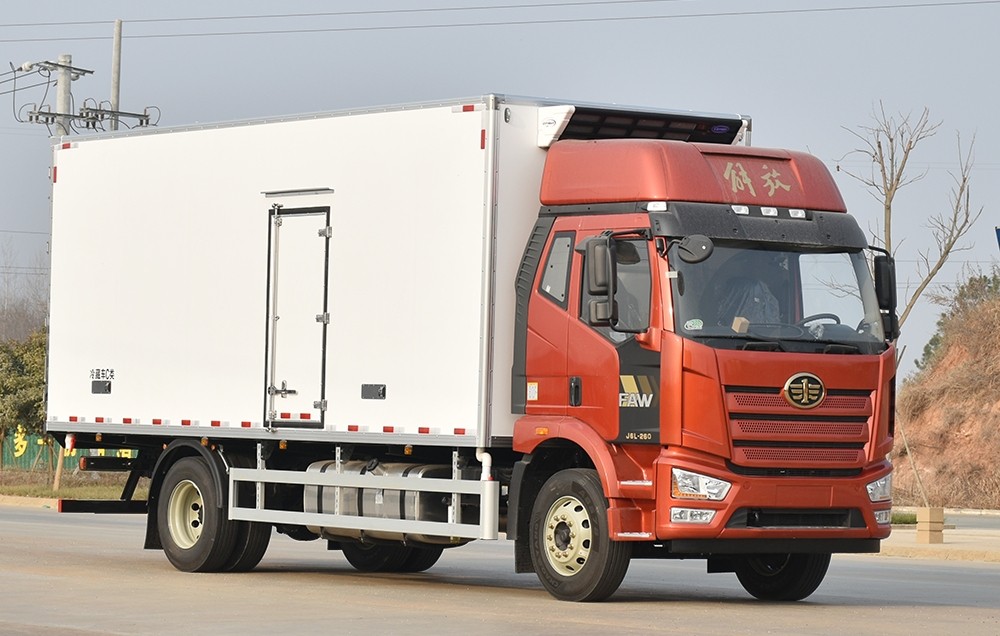 解放J6L精英版高頂雙臥冷藏車7米6