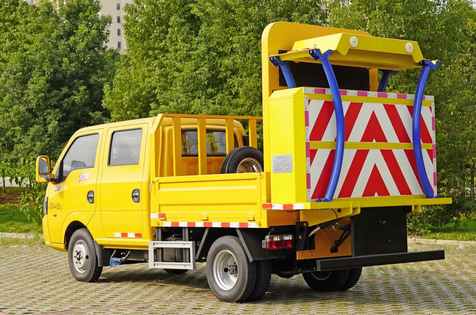 東風(fēng)途逸藍(lán)牌防撞緩沖車70K