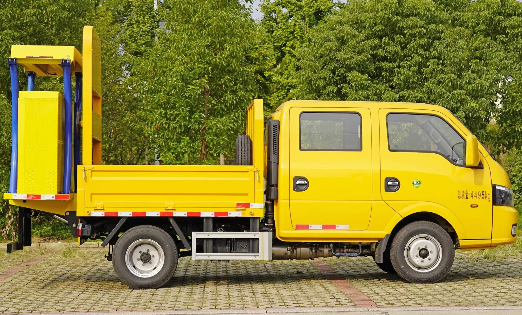 東風(fēng)途逸藍(lán)牌防撞緩沖車70K
