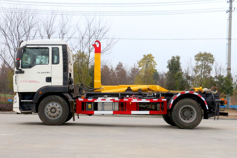 重汽豪沃勾臂垃圾車 12方