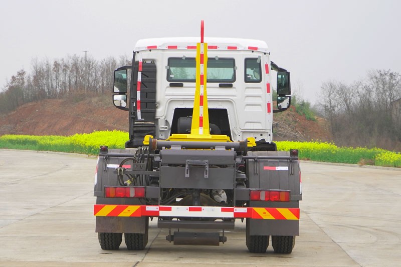 重汽汕德卡勾臂垃圾車 12方