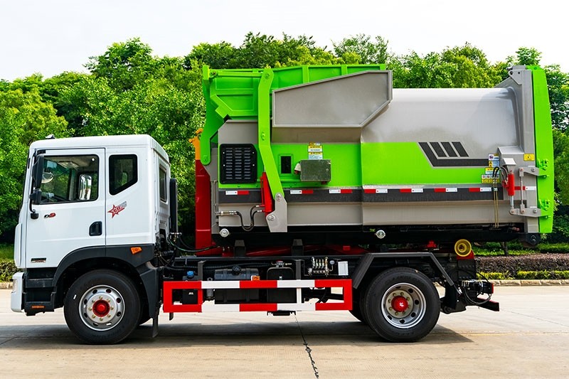 東風多利卡D9勾臂垃圾車 12方