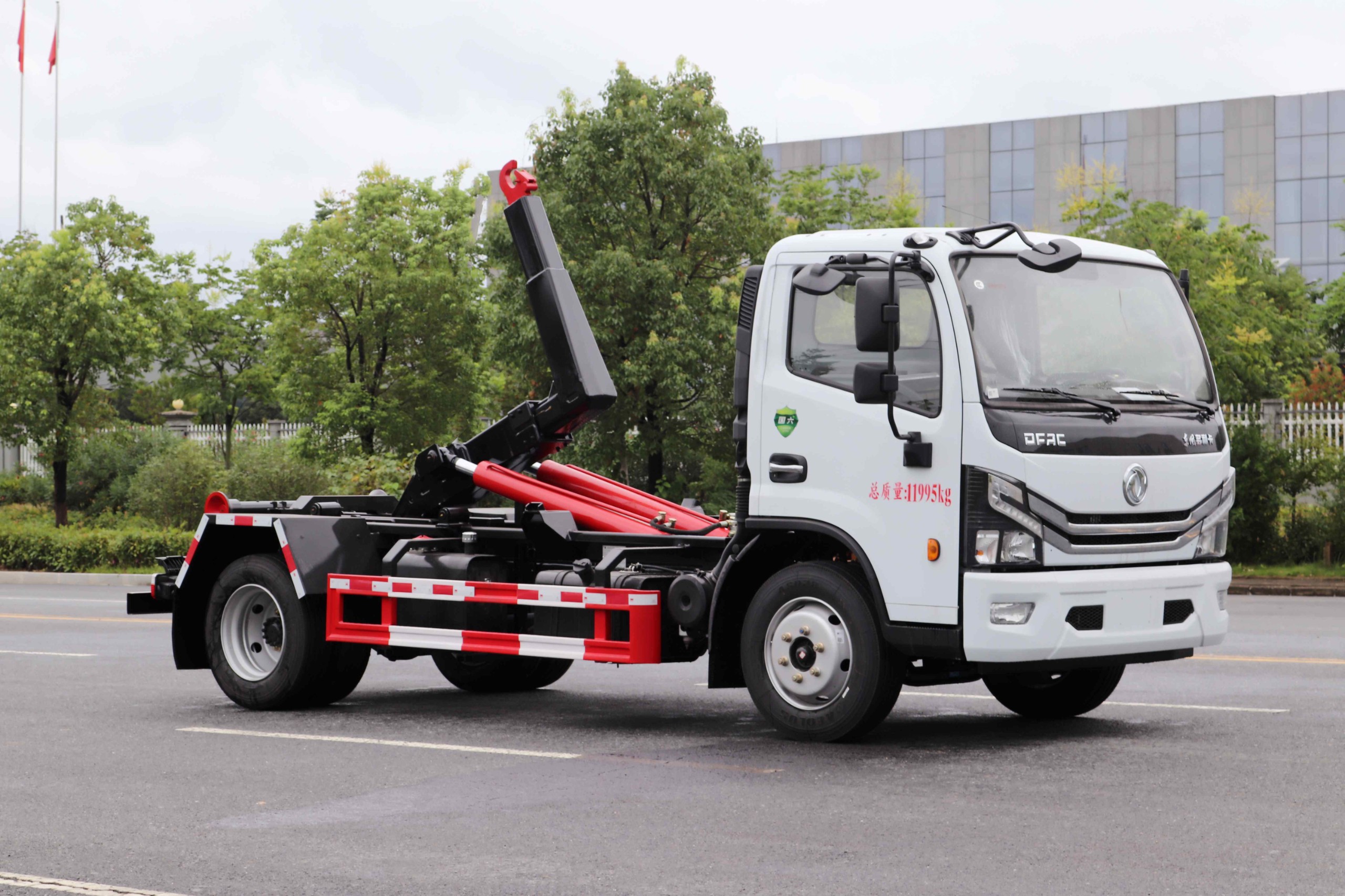 東風(fēng)多利卡D7鉤臂垃圾車 7方(可拉建筑垃圾箱)  