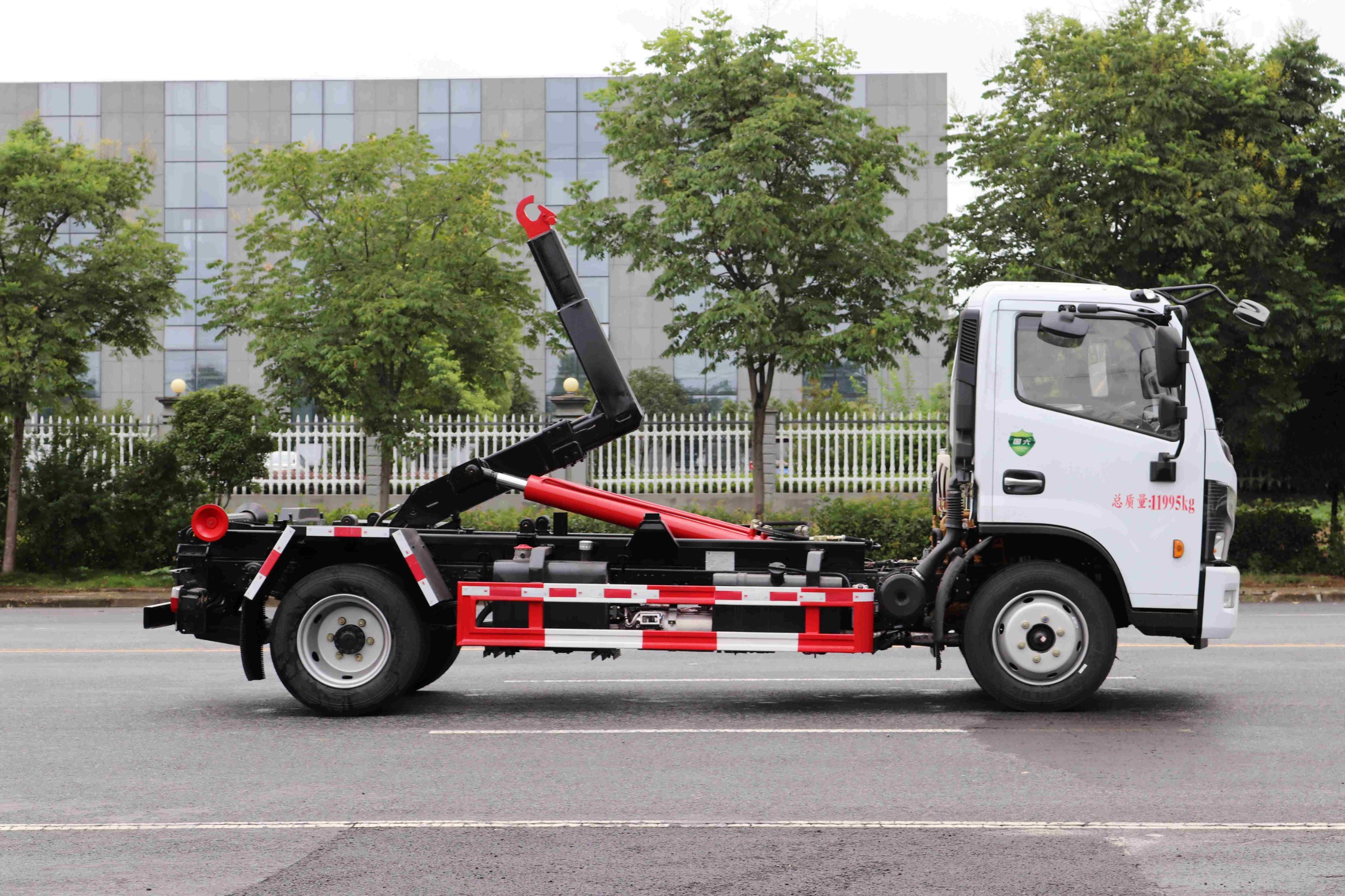 東風(fēng)多利卡D7鉤臂垃圾車 7方(可拉建筑垃圾箱)  