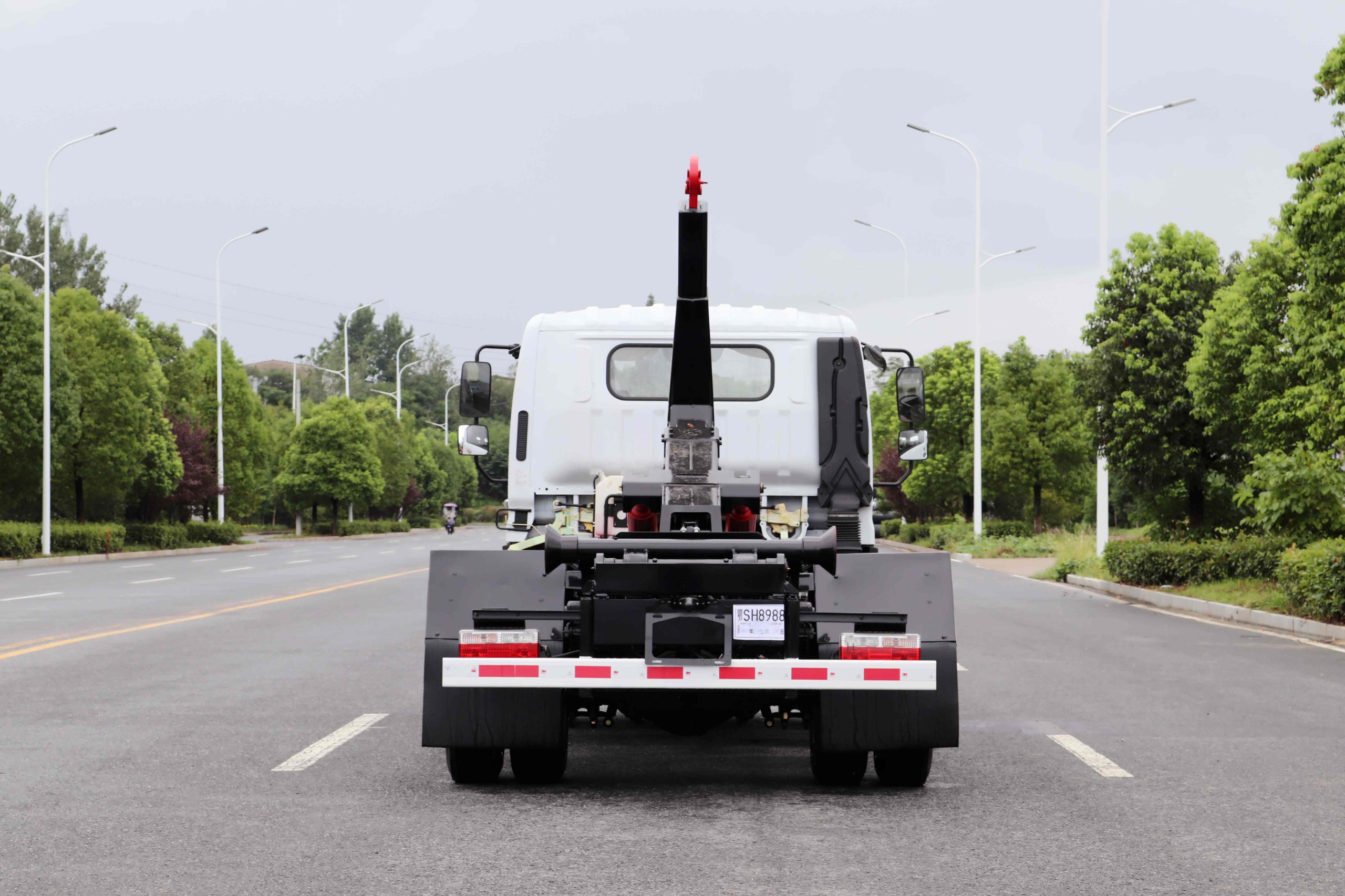 東風(fēng)多利卡D7鉤臂垃圾車 7方(可拉建筑垃圾箱)  