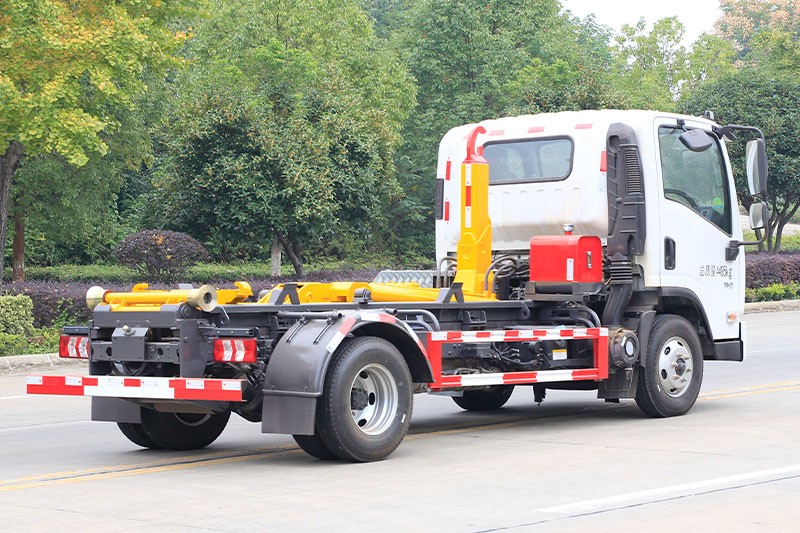東風(fēng)柳汽L2勾臂套臂垃圾車 6方(可拉建筑垃圾箱)  