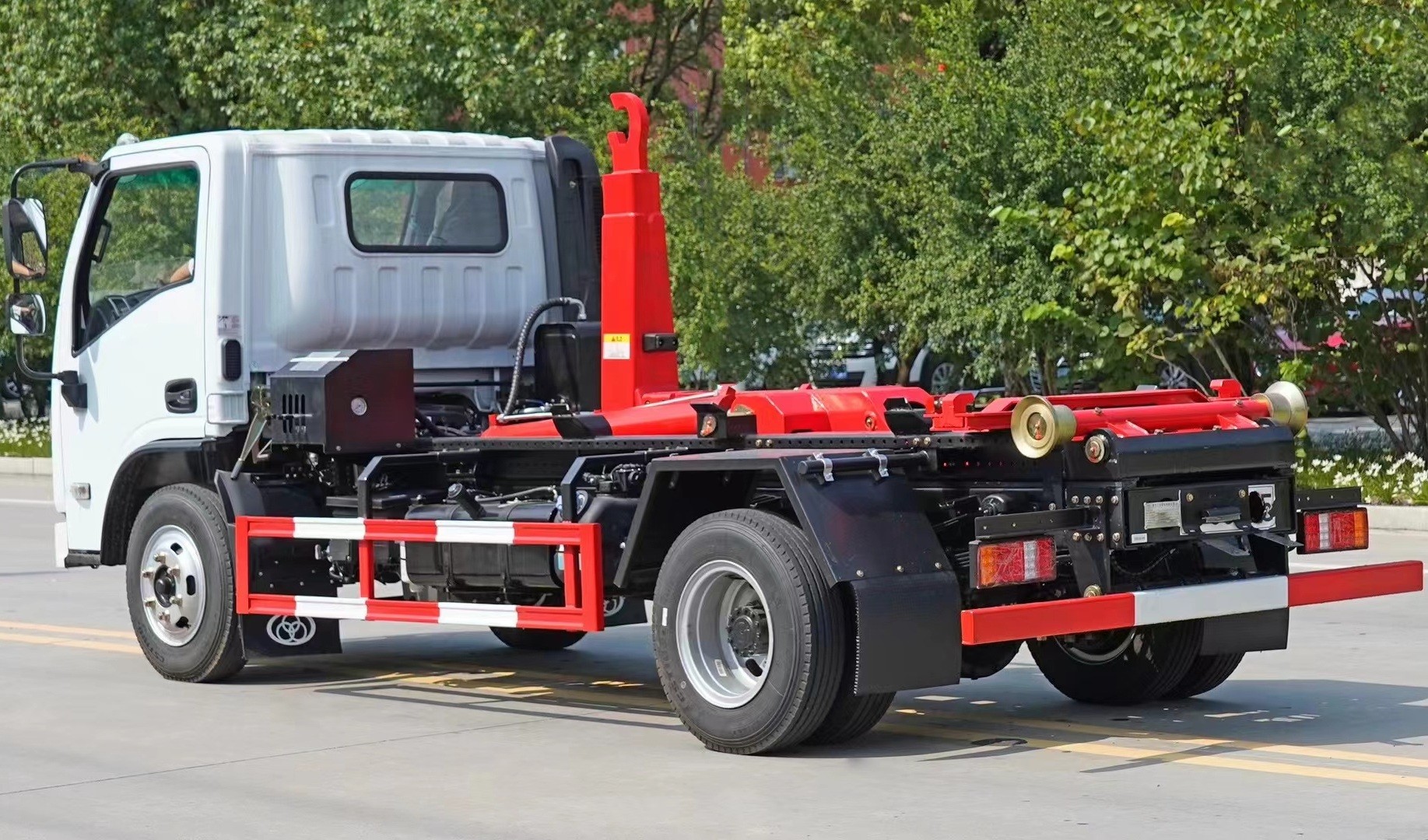 三環(huán)創(chuàng)客藍(lán)牌(地下室)勾臂垃圾車 7方建筑垃圾箱  