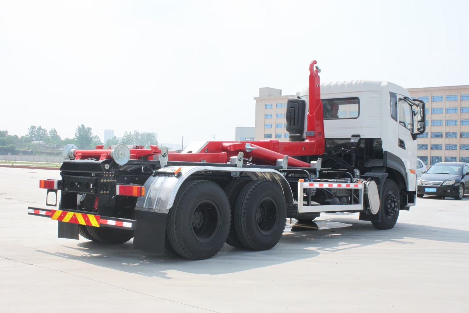 東風天KL后雙橋鉤臂式垃圾車 20方