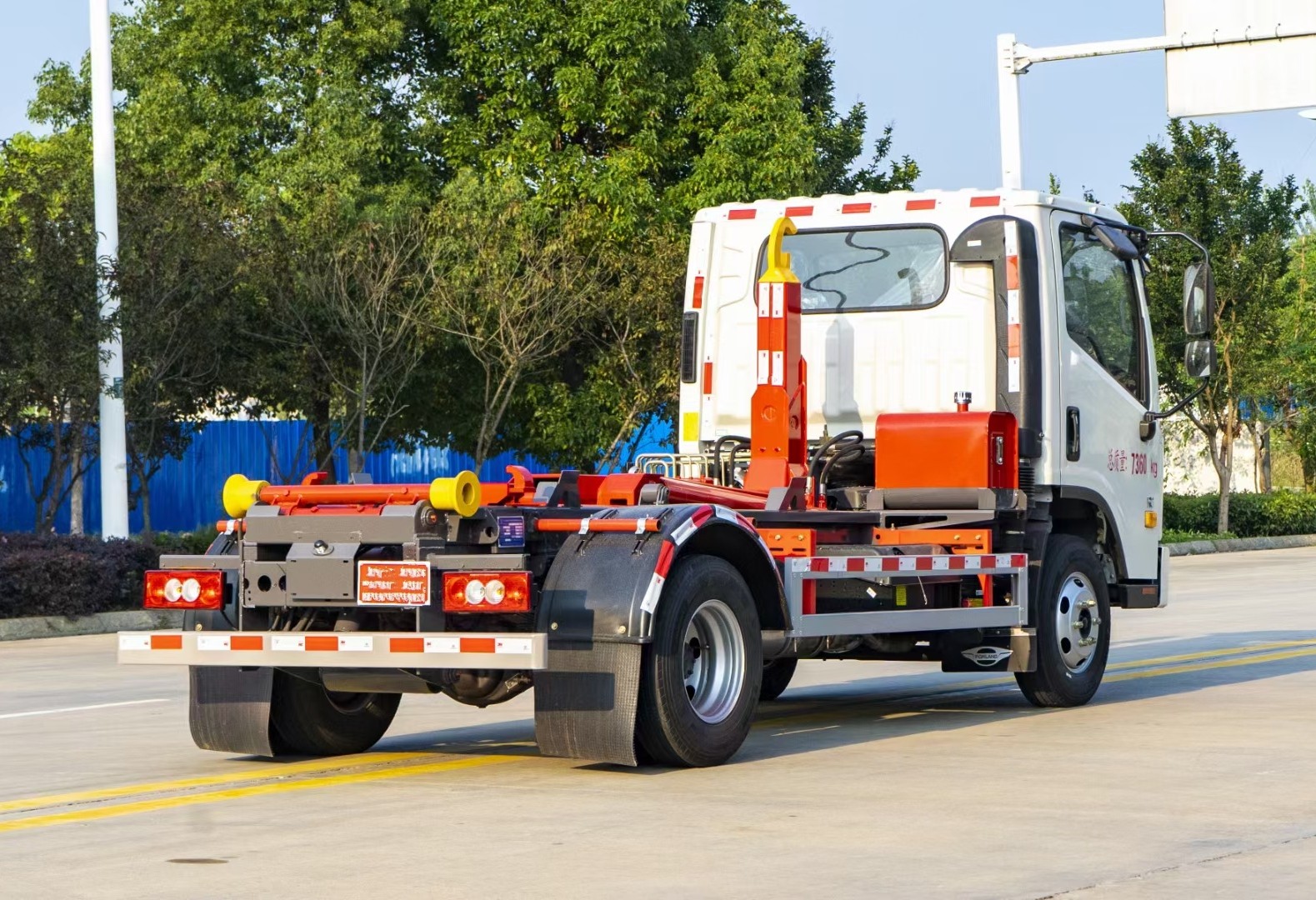 福田領(lǐng)航H2勾臂垃圾車 5方