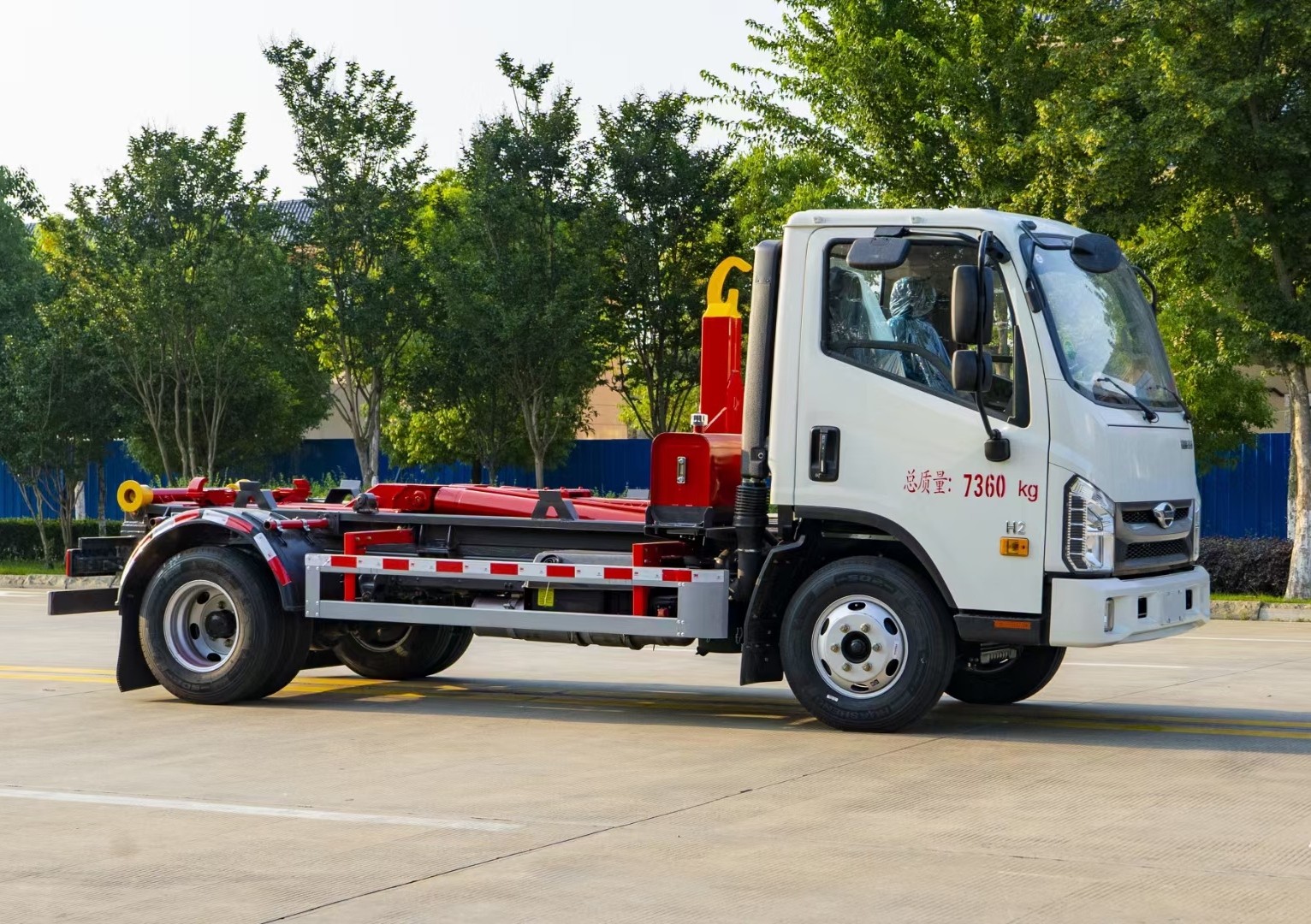 福田領(lǐng)航H2勾臂垃圾車 5方