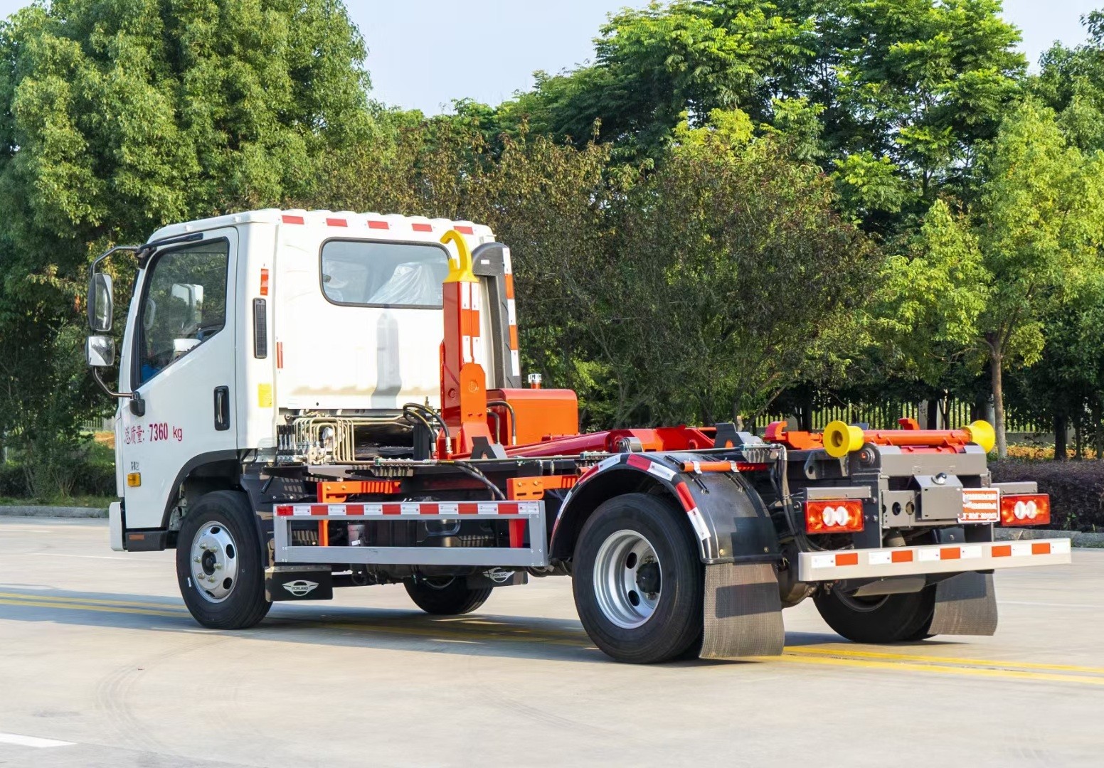 福田領(lǐng)航H2勾臂垃圾車 5方