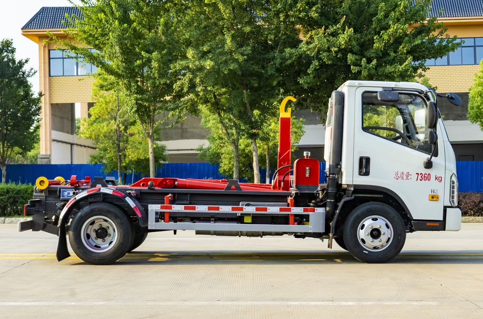 福田領(lǐng)航H2勾臂垃圾車 5方