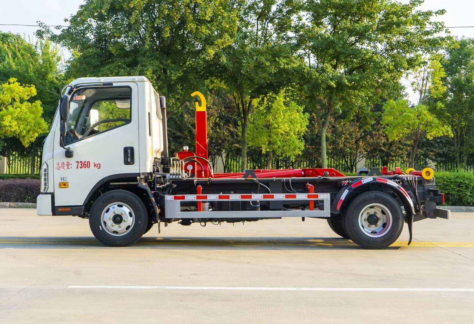 福田領(lǐng)航H2勾臂垃圾車 5方